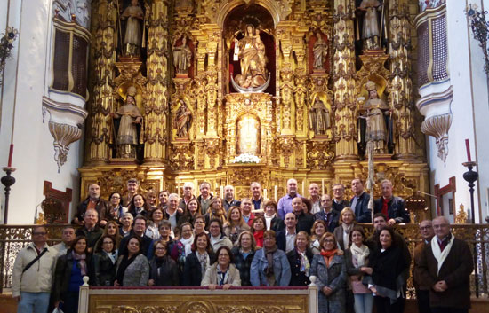 grupo visitando el altar de santa maria