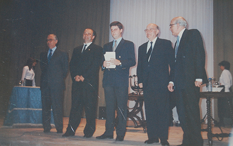 integrantes de la hermandad en el escenario de una charla