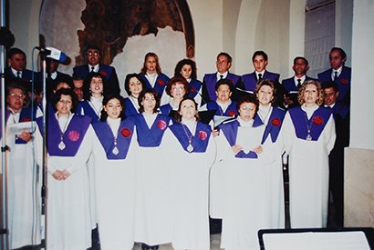 coro cantando en la iglesia de la virgen del aguila