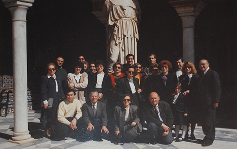 socios de la fundacion psando durante un viaje organizado auna exposicion